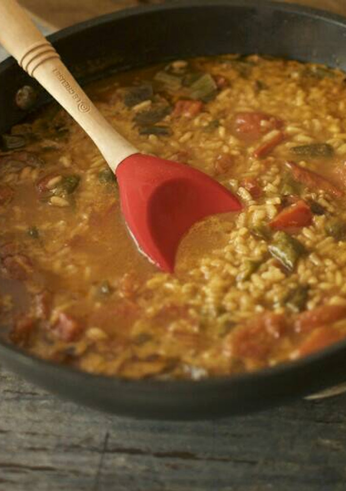 Una foto de Arroz caldoso con verduras, chorizo y Paté