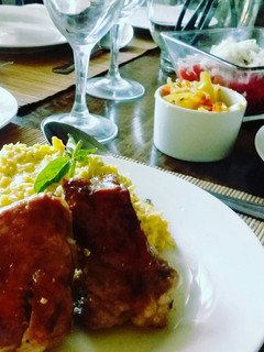 Una foto de Costillitas de cerdo al romero y pastelera de choclo