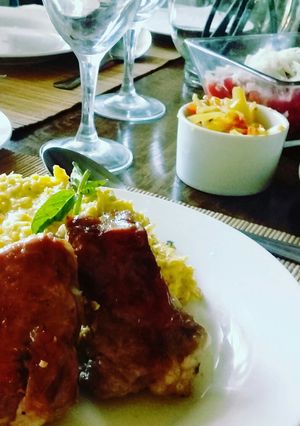 Una foto de Costillitas de cerdo al romero y pastelera de choclo