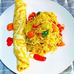 A picture of Omellet and Noodles with Banana...