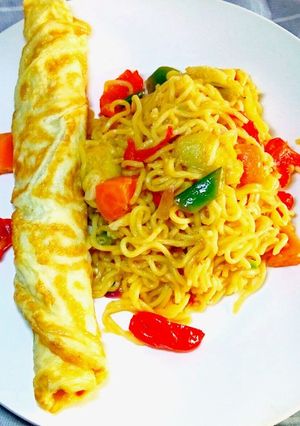 A picture of Omellet and Noodles with Banana...