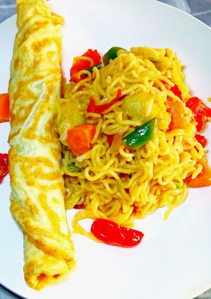 A picture of Omellet and Noodles with Banana...