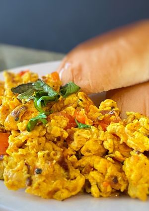 अंडा भुर्जी (anda bhurji recipe in marathi) रेसिपी चे मुख्य फोटो