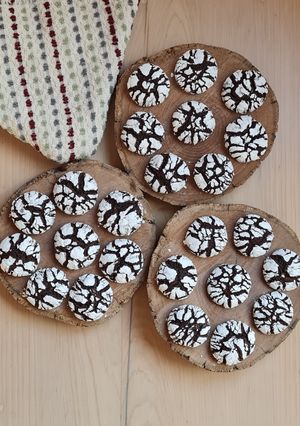 Una foto de Galletas craqueladas de chocolate con aceite y cacao