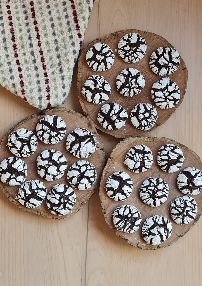 Una foto de Galletas craqueladas de chocolate con aceite y cacao