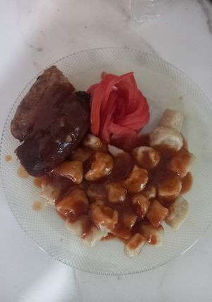 Una foto de Ñoquis caseros con Carne y Cebolla Morada
