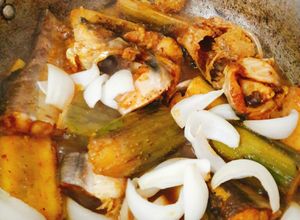 Hình của món Cá lăng kho chuối xanh.