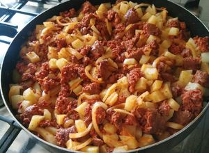 Una foto de Longaniza con papas
