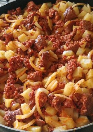 Una foto de Longaniza con papas