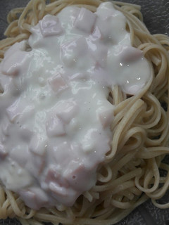 Una foto de Fideos con salsa blanca y jamón