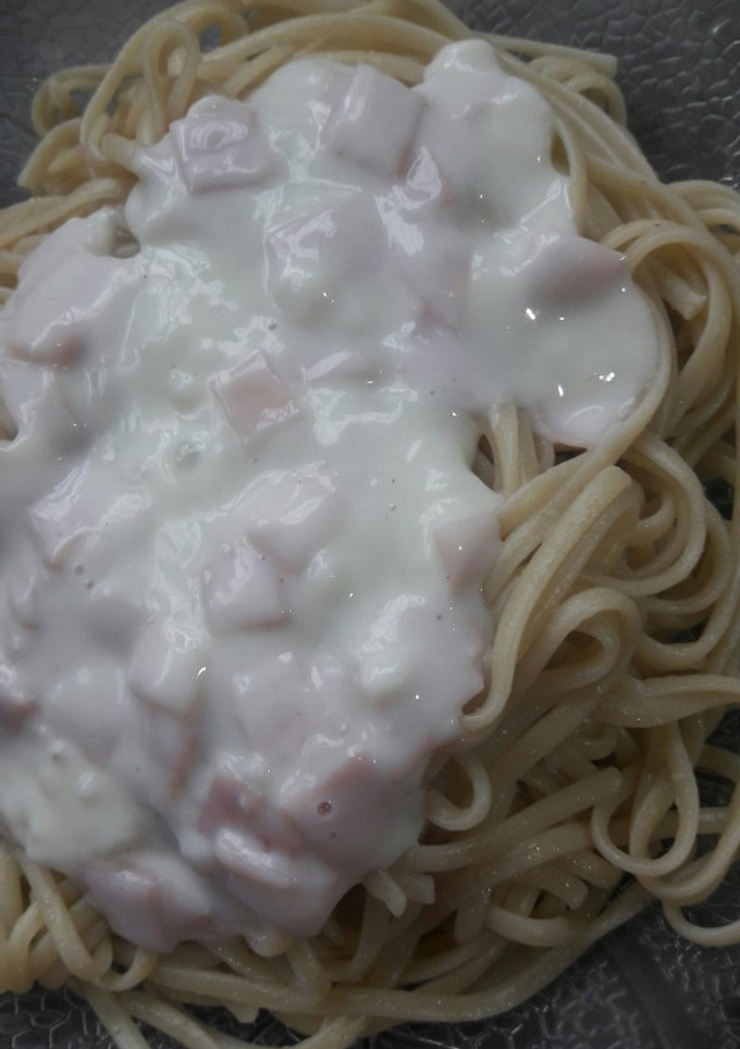 Una foto de Fideos con salsa blanca y jamón