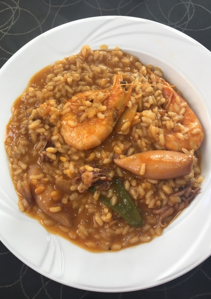 Una foto de Arroz meloso de calamares 🦑