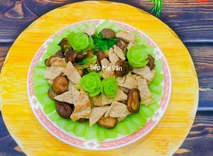 Hình của món Cải thìa sốt nấm đông cô và sườn gà chay.