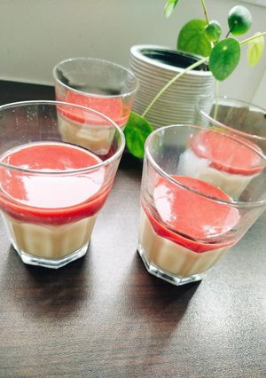 Une photo de Panna cotta coulis de fraise 🍓