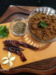લસણ ફુદીના ની ચટણી રેસીપી મુખ્ય ફોટો