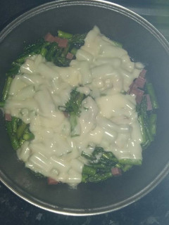 Una foto de Trigueros con mortadela y queso de fundir