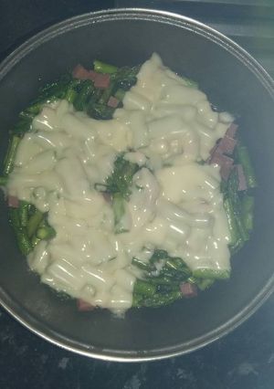 Una foto de Trigueros con mortadela y queso de fundir