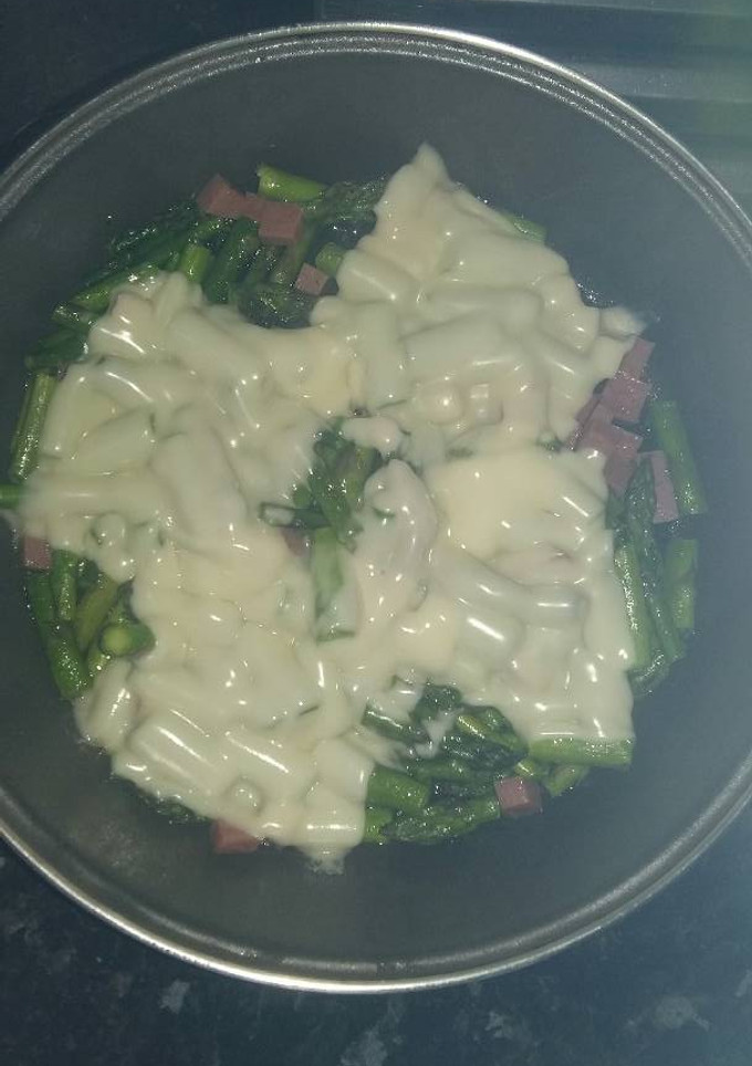 Una foto de Trigueros con mortadela y queso de fundir