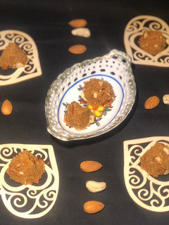 ઘઉં ના લોટ ની સુખડી (Wheat Flour Sukhdi Recipe In Gujarati) રેસીપી મુખ્ય ફોટો