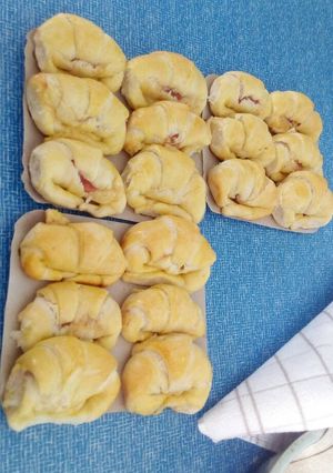 Una foto de Medialunas de jamón y queso