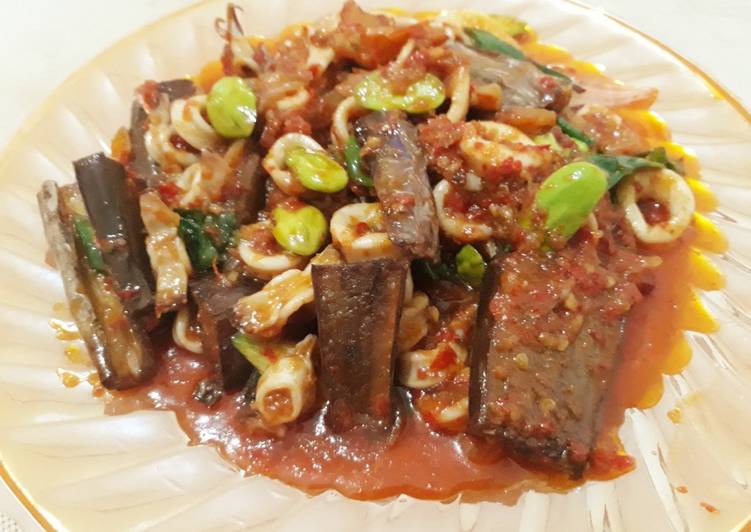 Cara Membuat Cumi tumis terong saos tiram pedas yang Lezat