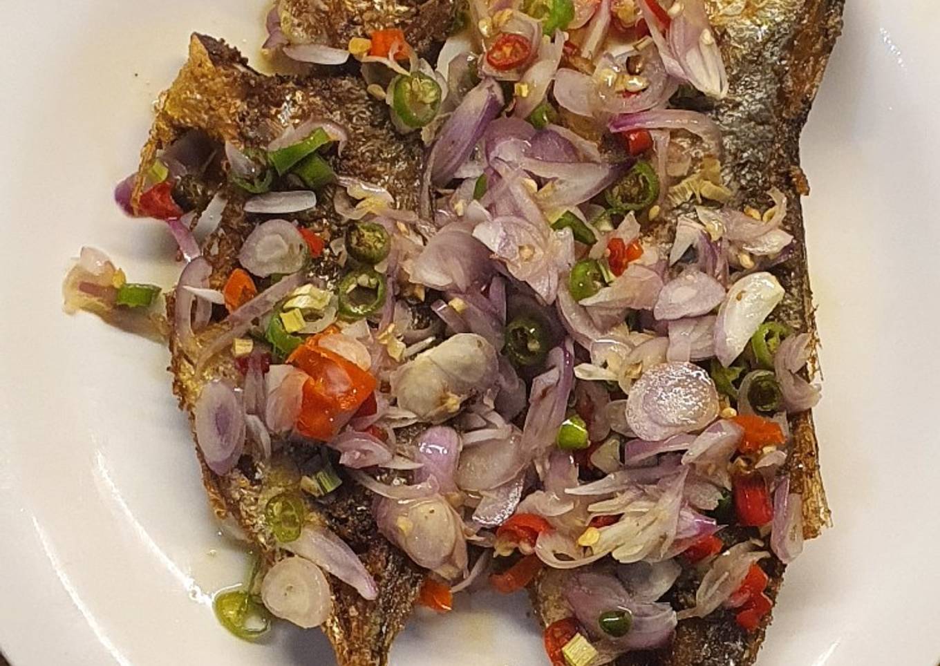 Celupkan ikan goreng ke dalam sambal mat