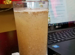 Una foto de Agua de canela limón y chía