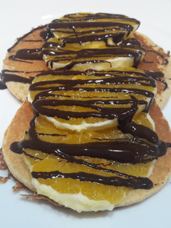 Una foto de Tortitas de avena con naranja y chocolate negro 🍊🍫🥞