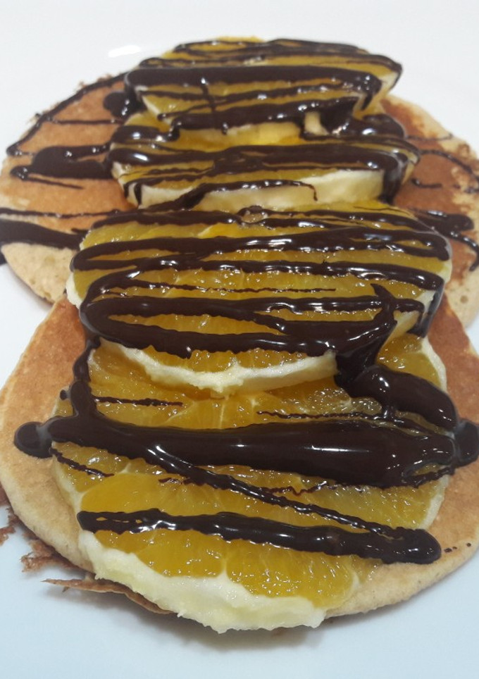 Una foto de Tortitas de avena con naranja y chocolate negro 🍊🍫🥞
