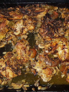 Una foto de Pollo con ajo limón y verduras