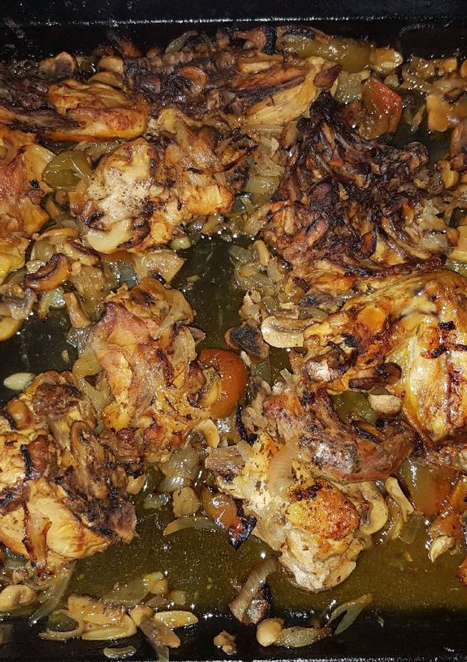 Una foto de Pollo con ajo limón y verduras