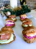 Choux rellenos de pasta de aguacate y remolacha