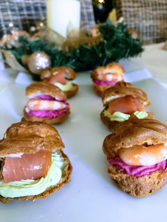 Una foto de Choux rellenos de pasta de aguacate y remolacha