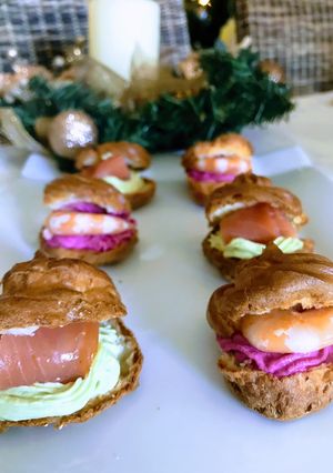 Una foto de Choux rellenos de pasta de aguacate y remolacha