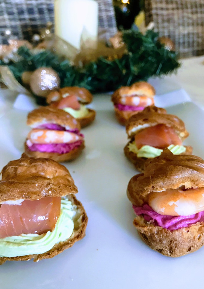 Una foto de Choux rellenos de pasta de aguacate y remolacha