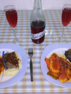Una foto de Lomo de bacalao con patatas y tomate especiado