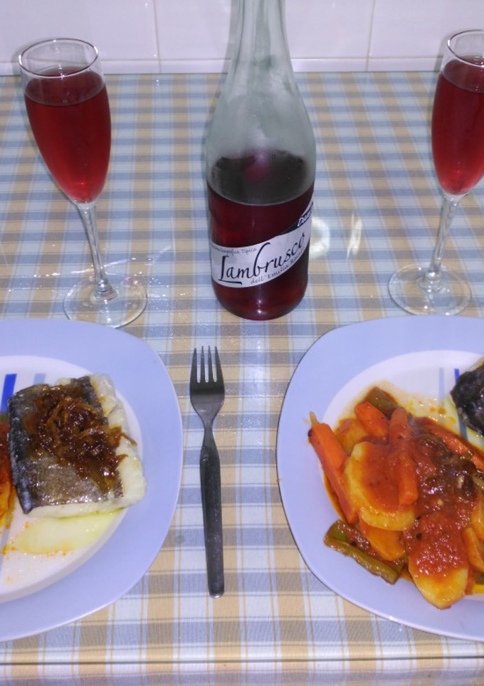 Una foto de Lomo de bacalao con patatas y tomate especiado