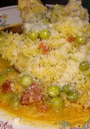 Una foto de Arroz con pollo azafrán y chorizo colorado
