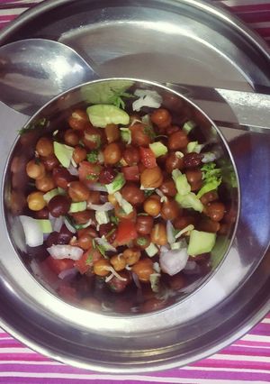 स्प्राउट चना चाट(Sprout chana chaat recipe in Hindi) रेसिपी मुख्य फोटो