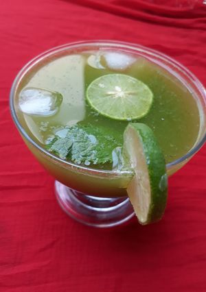 লেবু ও পুদিনা পাতার সরবত (Nimbu o pudinar sharbat recipe in bengali) রেসিপির প্রধান ছবি