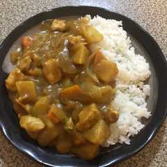 Una foto de CURRY RICE (Curry Japonés con Arroz al Vapor)