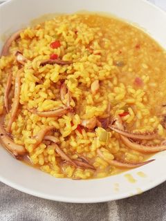 Una foto de Arroz caldoso con patas de calamar