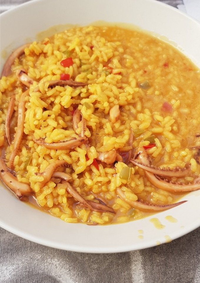 Una foto de Arroz caldoso con patas de calamar