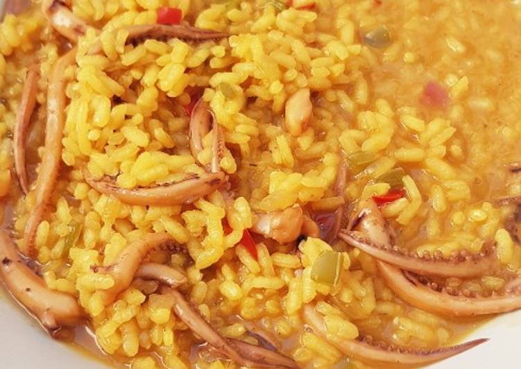 Arroz caldoso con patas de calamar