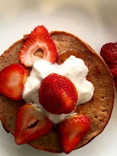 Una foto de Pancakes de fresa y galleta