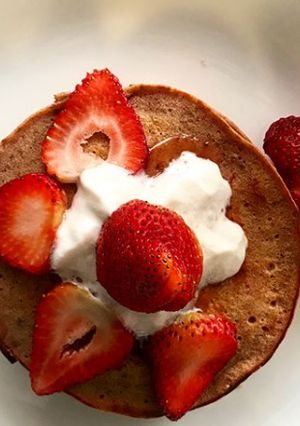 Una foto de Pancakes de fresa y galleta