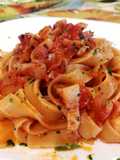 Tagliatelle con Pancetta Affumicata e Pomodorini Freschi