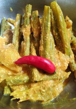 সজনে ডাঁটা আলু পোস্ত (sojne data aloo posto recipe in Bengali) রেসিপির প্রধান ছবি