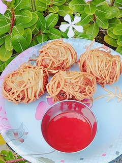 क्रिस्पी पिनट चीजी नूडल्स रोल रेसिपी मुख्य फोटो