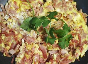 Hình của món Thịt hộp chiên trứng.